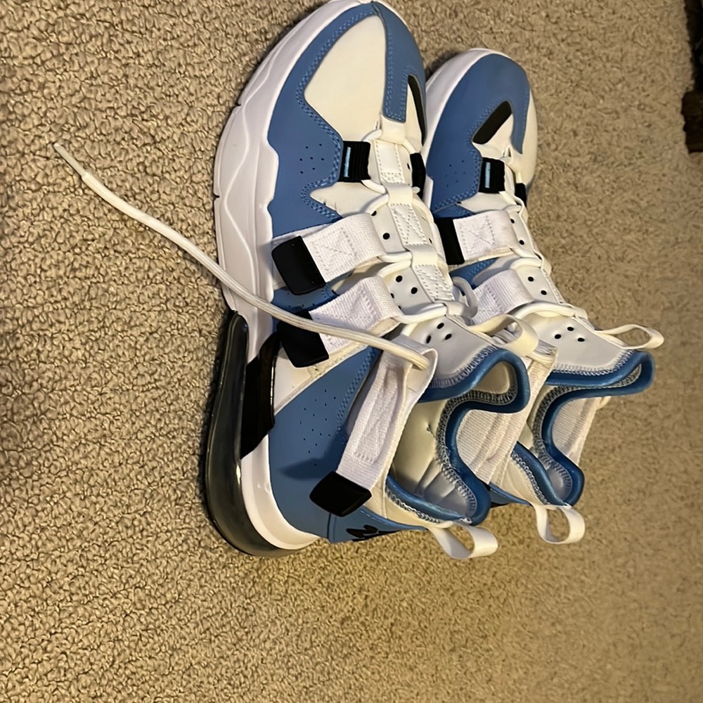Been worn 3x but a solid and comfortable shoe